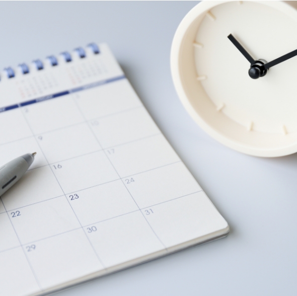 カレンダーと時計｜日程調整のイメージ